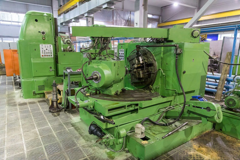 A semi-automatic gear-cutting machine 5S276P