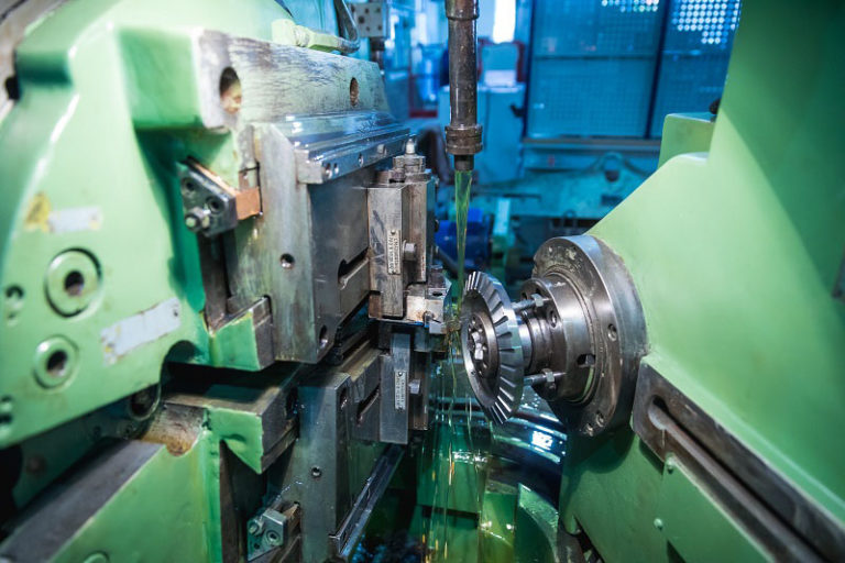A semi-automatic gear-cutting machine 5S276P