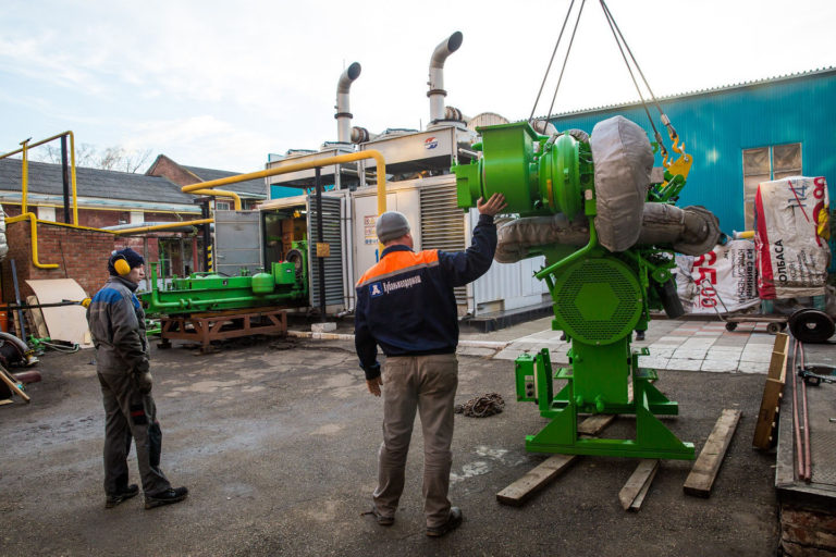 Mounting an engine on a power unit