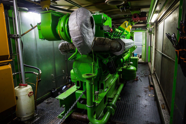Mounting an engine on a power unit