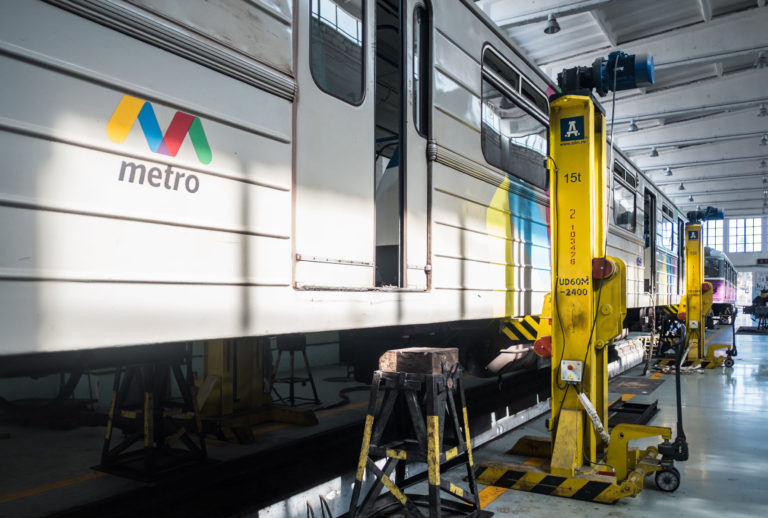 Lifting jacks in the Baku Metro Depot