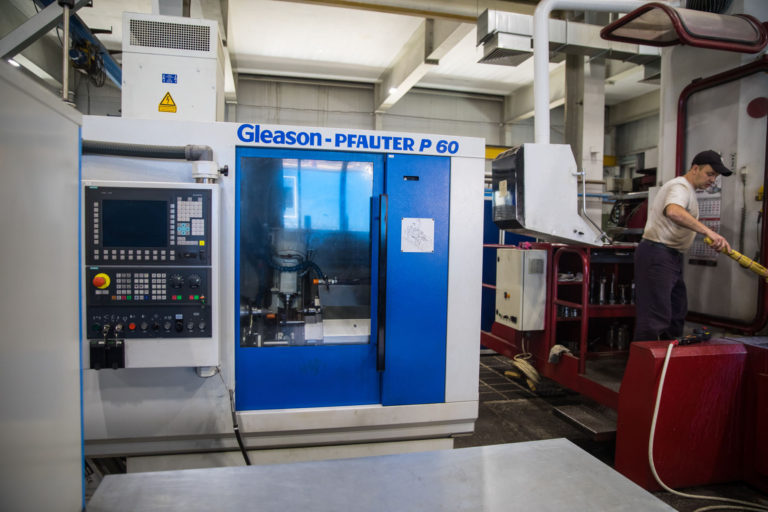 Gear hobbing machine Gleason-Pfauter P60