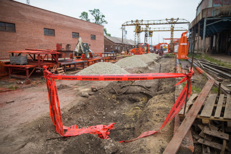 tracks crane