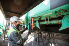 New closing device for load box gate on freight trains